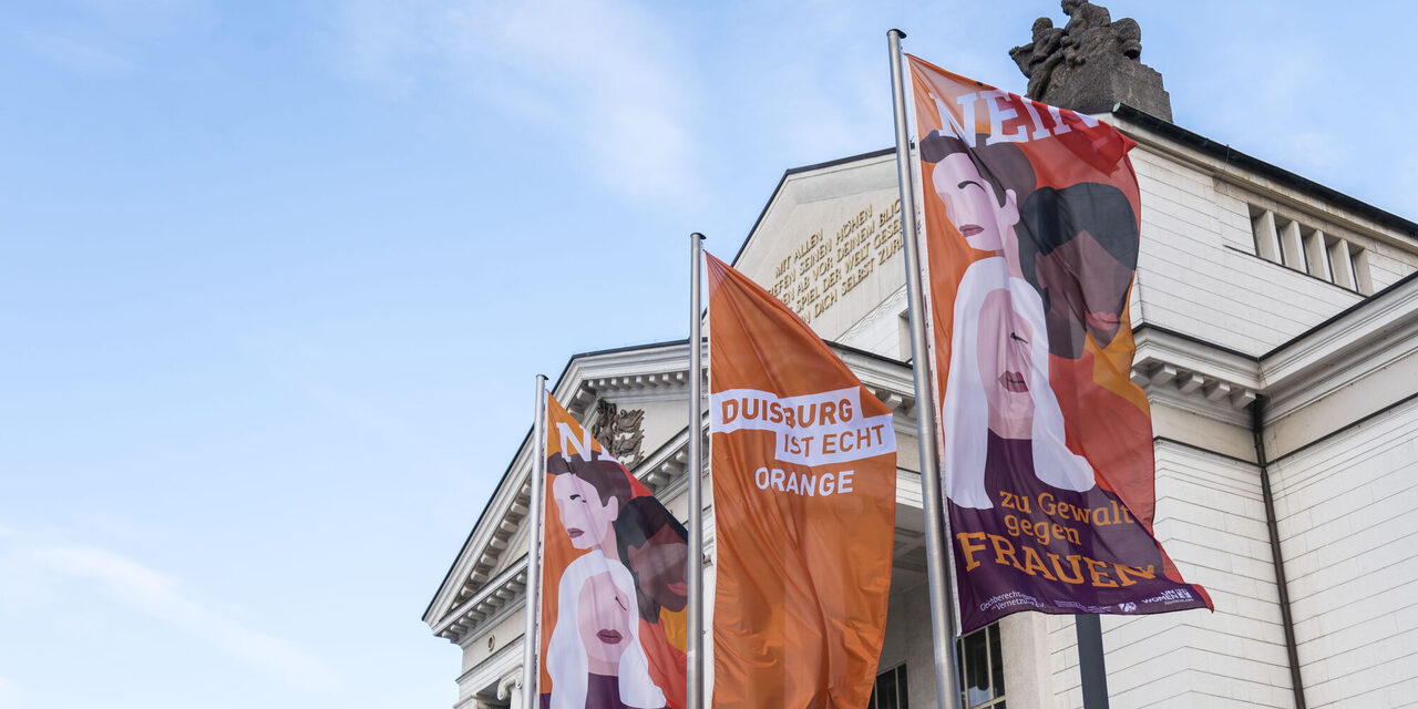 Fahnen vor dem Rathaus mit der Aufschrift Nein zu Gewalt gegen Frauen