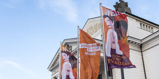 Fahnen vor dem Rathaus mit der Aufschrift Nein zu Gewalt gegen Frauen