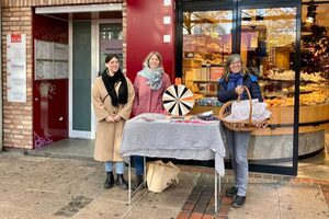 Drei Frauen der Frauenberatungsstelle an ihrem Aktionsstand