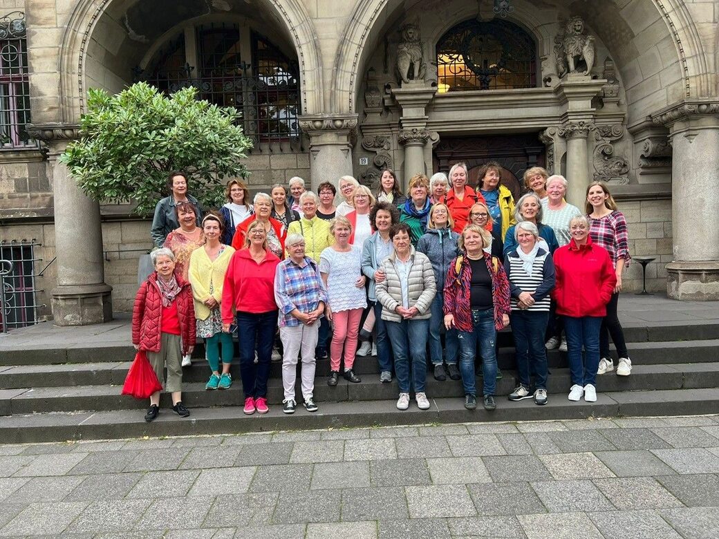 Teilnehmerinnen der frauenpolitischen Exkursion nach Nijmegen vor dem Duisburger Rathaus