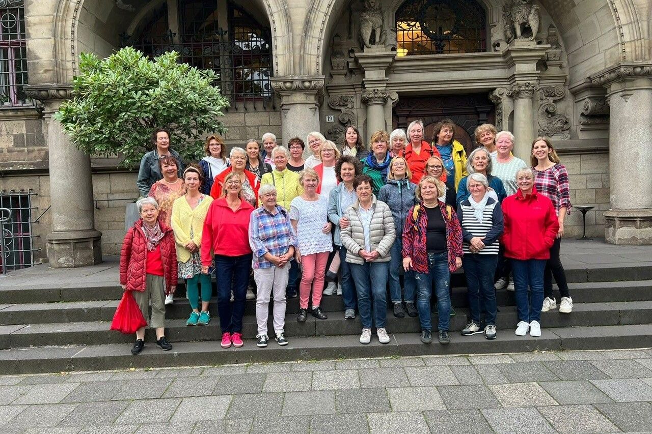 Teilnehmerinnen der frauenpolitischen Exkursion nach Nijmegen vor dem Duisburger Rathaus