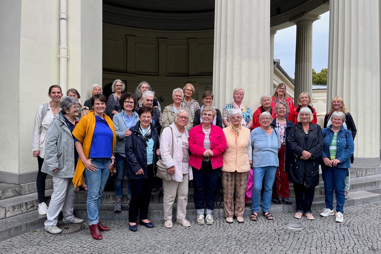 Die Frauengruppe wird am Elisenbrunnen von der Gleichstellungsbeauftragten Sabine Bausch begrüßt.