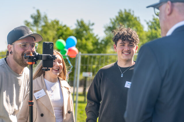 Alice und Timur begleiten am Girls and Boys Day Oberbürgermeister Sören Link zu verschiedenen Terminen. Hier sind Sie auf dem Baustellenfest der IGA.
