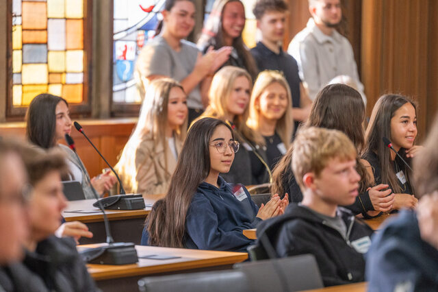 Oberbürgermeister Sören Link begrüßt die Schüler und Schülerinnen zum Boys and Girls Day im Rathaus.