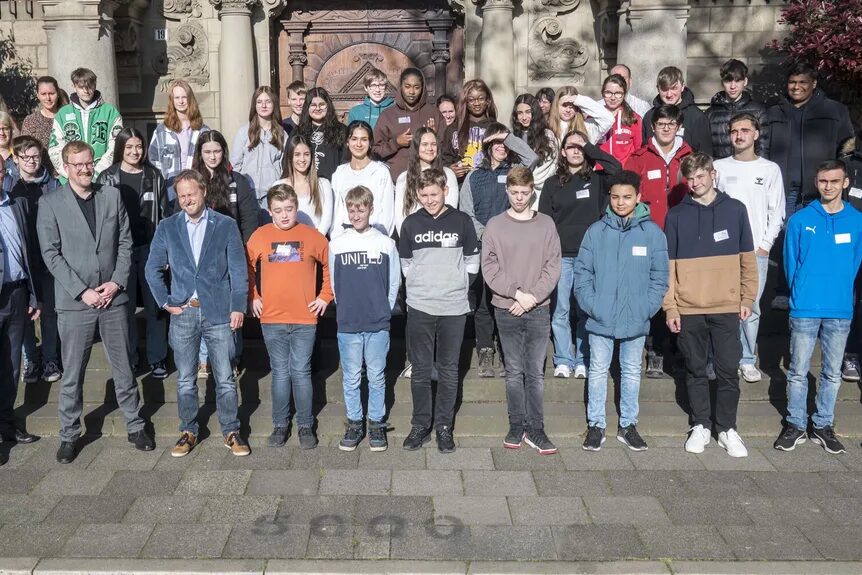 Die "Girls" und "Boys" vor dem Rathaus Duisburg