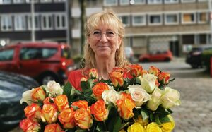 Vor der cubus kunsthalle mit Rosen für die Frauen