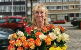 Vor der cubus kunsthalle mit Rosen für die Frauen