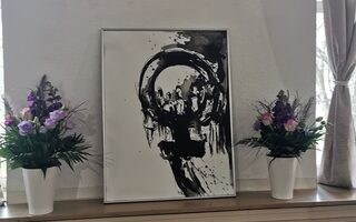 Blumen neben dem von Mauga gemalten Frauenzeichen