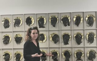 Dr. Claudia Schäfer und Exponate von Petra Ellert.