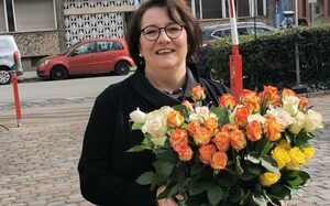 Lisa Koal mit Rosen für die Frauen vor der cubus kunsthalle