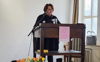 Lisa Koal bei der Begrüßung der Gästinnen zum Internationalen Frauentag 2024