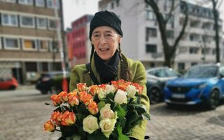 Mauga mit den Rosen für die Frauen vor der cubus kunsthalle