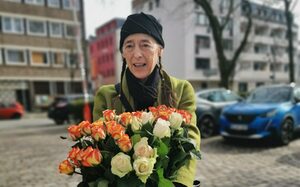Mauga mit den Rosen für die Frauen vor der cubus kunsthalle