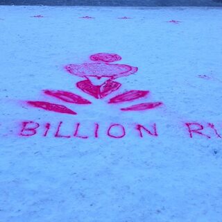 Das LOGO von One Billion Rising mit pinker Sprühfarbe in den Schnee gesprüht