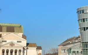 Ansprache Saskia Rohde, Autonomes Frauenhaus, bei strahlendem Sonnenschein