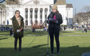 Ansprache Saskia Rohde, Autonomes Frauenhaus, bei strahlendem Sonnenschein