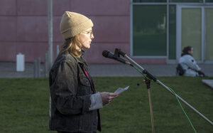 Ansprache Saskia Rohde, Autonomes Frauenhaus, bei strahlendem Sonnenschein