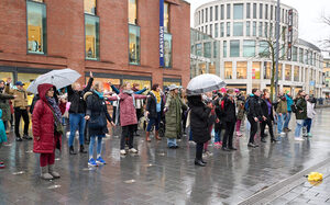 Duisburg tanzt zu dem Song "Break the Chain" gegen Gewalt an Frauen und Mädchen