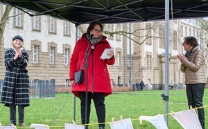 Elisabeth Koal spricht zu den Anwesenden
