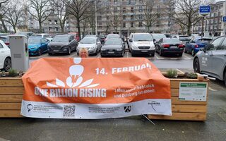 Auch die "Grüne Bank" vor dem Rathaus erinnert an One Billion Rising.