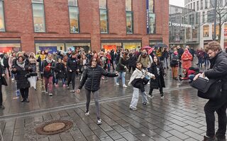 Duisburg tanzt zu dem Song "Break the Chain" gegen Gewalt an Frauen und Mädchen