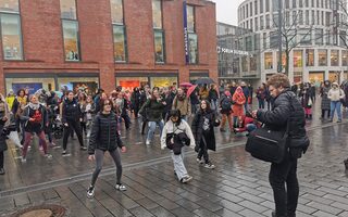 Duisburg tanzt zu dem Song "Break the Chain" gegen Gewalt an Frauen und Mädchen