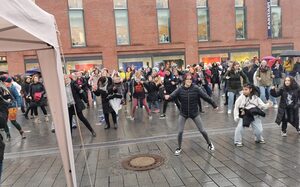Duisburg tanzt zu dem Song "Break the Chain" gegen Gewalt an Frauen und Mädchen
