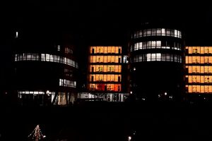 Die Five Boats im Innenhafen leuchten orange