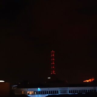 Der Stadtwerketurm leuchtet orange in der Dunkelheit