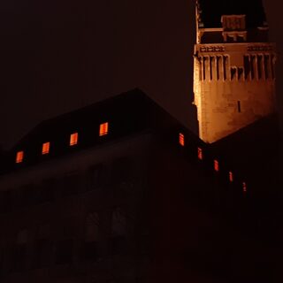 Die Büroräume des Referates im Dachgeschoss des Rathauses leuchten orange