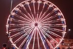 Das Riesenrad leuchtet orange