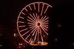 Das Riesenrad leuchtet orange