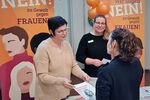 Annette von Brauchitsch Lavaulx und Silke Martmann-Sprenger beraten eine Frau