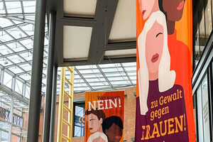 Fahnen im Eingangsbereich des FORUMS Duisburg