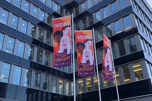 3 Fahnen wehen vor dem Landesamt für Zentrale Polizeiliche Dienste am Innenhafen