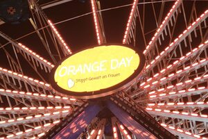 Das Riesenrad mit dem Text "Orange Day" in der Mitte