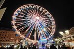 Das Riesenrad leuchtet in Orange