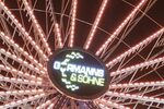 Das Riesenrad leuchtet in Orange