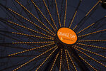Das Riesenrad leuchtet in Orange