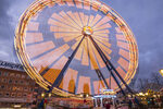 Das Riesenrad leuchtet in Orange