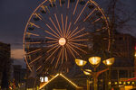 Das Riesenrad leuchtet in Orange