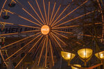 Das Riesenrad leuchtet in Orange