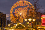 Das Riesenrad leuchtet in Orange