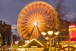 Das Riesenrad leuchtet in Orange