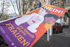 Fahne mit der Aufschrift "Wir sagen NEIN! zu Gewalt gegen Frauen"