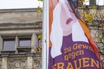 Die Fahne weht am Fahnenmast vor dem Rathaus