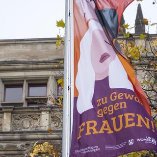 Die Fahne weht am Fahnenmast vor dem Rathaus