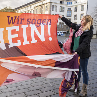 Der obere Teil der Fahne "Wir sagen NEIN! zu Gewalt gegen Frauen"