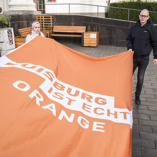 Die Fahne mit der Aufschrift: Duisburg ist echt orange