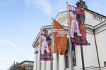 Alle drei Fahnen wehen vor dem Stadttheater